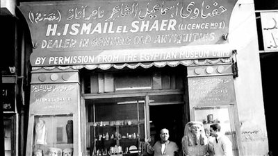 صور نادرة لمحل بيع الآثار المصرية الأصلية في الستينيات
