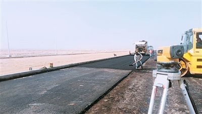 الإسكان: تنفيذ طبقة الأسفلت بمحور العبور/ العاشر