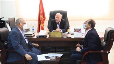 محافظ بورسعيد يتابع سير العمل بالمبنى الإداري للمنطقة الصناعية