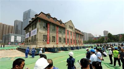 الصين تنقل مبنى عمره 100 عام من مكانه لمكان آخر لمسافة 76 مترًا 