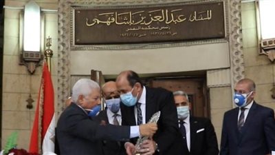 بالصور.. نادي القضاة يهدي درعه  لرئيس مجلس القضاء الأعلى