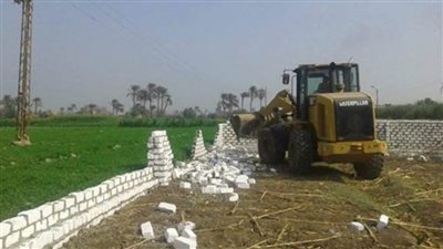 رفع الإعلانات المخالفة وإزالة التعديات بأبوقرقاص بالمنيا