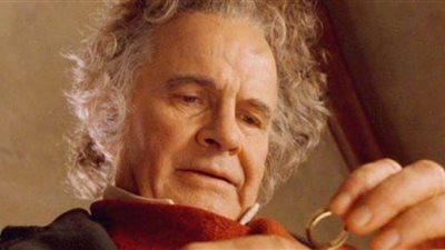 وفاة الممثل إيان هولم بطل الملحمة السينمائية الخيالية 