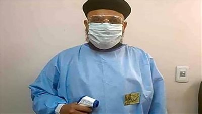 بزي ممرض.. كاهن يخدم مرضى كورونا ببني سويف