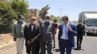 محافظ سوهاج يتفقد مشروعات الطرق والكباري