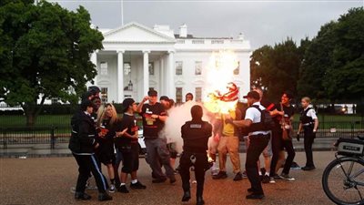 ترامب يطالب بالسجن لمدة عام لمن يحرق العلم الأمريكي