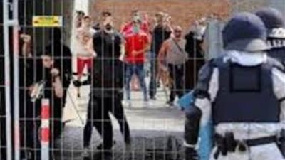 إصابة 8 من رجال الشرطة الألمانية رشقهم مواطنون تحت الحجر الصحي بالحجارة 