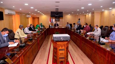 محافظ أسيوط يناقش إنهاء مشروعىن للصرف الصحي