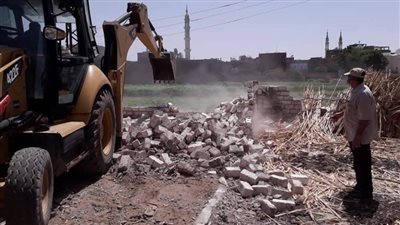 إزالة 15 حالة تعد على الأراضي الزراعية بسوهاج.. (صور)