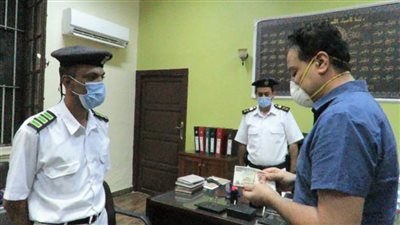 فرد شرطة يعثر على مبلغ مالي داخل سيارة مفتوحة النوافذ ويبلغ صاحبها