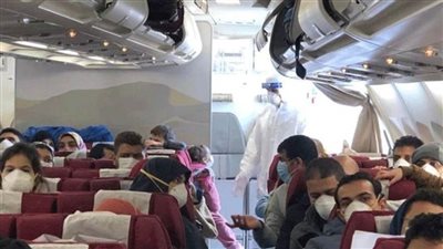 مئات العالقين المصريين يغادرون الخرطوم برا في طريقهم إلى أرض الوطن