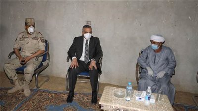 محافظ سوهاج يؤدي واجب العزاء لأسرة الشهيد 