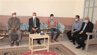 محافظ سوهاج يؤدي واجب العزاء لأسر الشهيدين 