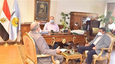 محافظ أسيوط يلتقي وفد وزارة النقل لبحث سبل التعاون في صيانة الطرق