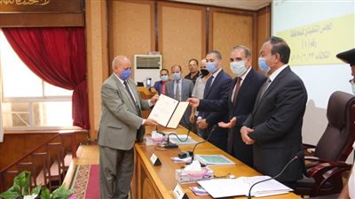 نورالدين يكرم عددا من قيادات كفرالشيخ التنفيذية 