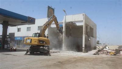 إزالة مبنى غسيل وتشحيم محطة وقود بحرم  محور عدلي منصور 