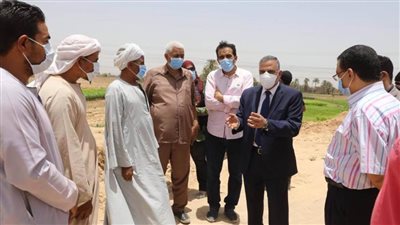 محافظ سوهاج يتفقد مشروعات طرق وصرف صحي بتكلفة 74 مليون جنيه