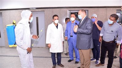 محافظ أسيوط يتابع سير العمل بمستشفيات الإيمان والشاملة
