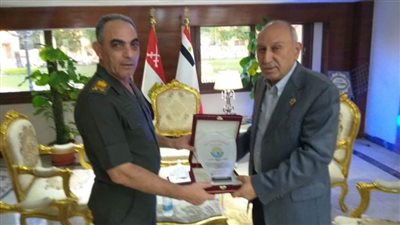 عثمان يقدم درع الغرفة التجارية لقائد الجيش الثاني 