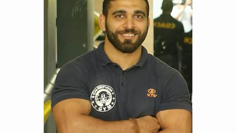 مدرب المصارعة المجني