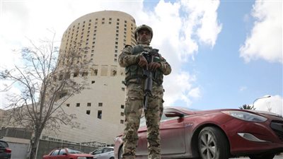 الأردن.. شاب يحاول الانتحار بإلقاء نفسه من غرفة الحجر الصحي