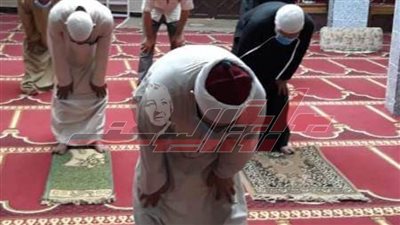بالكمامة وسجادة الصلاة الخاصة.. المنايفة يتوافدون على المساجد (صور)