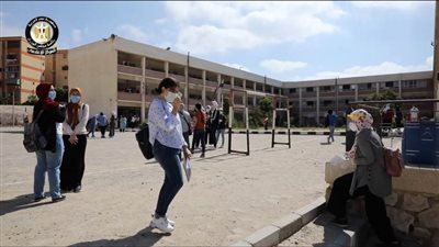 بالفيديو.. امتحانات الثانوية العامة تجرى وسط إجراءات وقائية واحترازية مُشددة