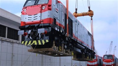 عاجل.. وزير النقل يتابع تنزيل ٢٠ جرار سكة حديد بالإسكندرية ( صور) 