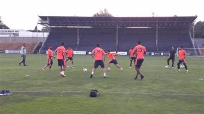 فريق الكرة بنادي سموحة يؤدى مرانه وسط إجراءات وتدابير وقائية