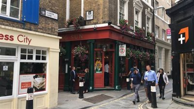 بريطانيا تدرس فرض العزل العام في إحدى مدنها