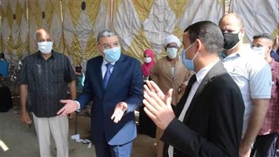 بسبب الزحام والتكدس محافظ المنيا يوقف سيارته لحل مشكلة التزاحم أمام أحد البنوك بأبوقرقاص 