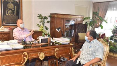 محافظ أسيوط يراجع مخزون السلع التموينية