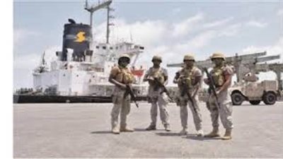 مصادر: التحالف العربي يضبط سفينة محملة بكميات كبيرة من الأسلحة المهربة جنوب اليمن