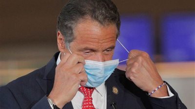 حاكم نيويورك: على ترامب إصدار أمر تنفيذي لإلزام الناس بوضع كمامات