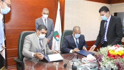 محافظ سوهاج يشهد توقيع بروتوكول تعاون بين القوى العاملة ومياه الشرب بسوهاج