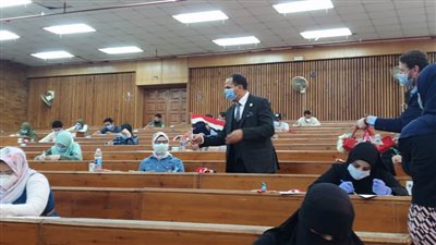 رئيس جامعة دمنهور يتفقد لجان امتحانات الفرق النهائية (صور)
