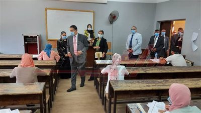 رئيس جامعة بنها يتفقد الامتحانات بكلية الآداب
