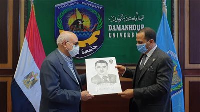 درع جامعة دمنهور لأسرة الشهيد محمد الحوفي في ذكرى ثورة يونيو