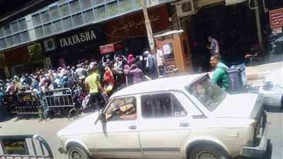 زحام شديد فى أول يوم لصرف العلاوت الخمسة لأصحاب المعاشات بالمنيا