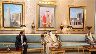 العاهل البحريني يمنح السفير الأمريكي وسام البحرين من الدرجة الأولى