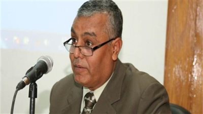 رئيس جامعة جنوب الوادي يتفقد سير الامتحانات بكلية التجارة