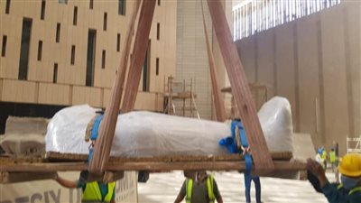 وصول قطع أثرية ضخمة إلى المتحف المصري الكبير لعرضها بالدرج العظيم