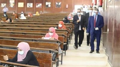 رئيس جامعة جنوب الوادي يتفقد لجان امتحانات الفرق النهائية
