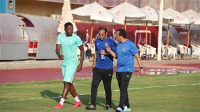 عبد الحفيظ يجتمع بأجايي قبل مران الأهلي