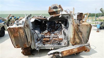 بالصور.. صاروخ مضاد للدروع يشطر مدرعة تركية إلى نصفين 