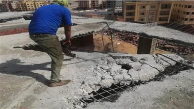إزالة فورية لمخالفة بناء لدور سطح بالشروق