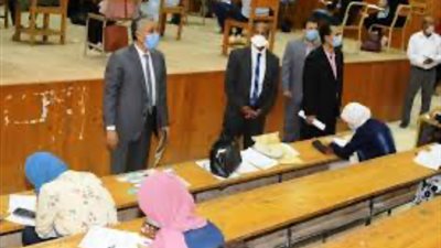 عاجل.. رئيس جامعة جنوب الوادى يتفقد لجان الامتحانات