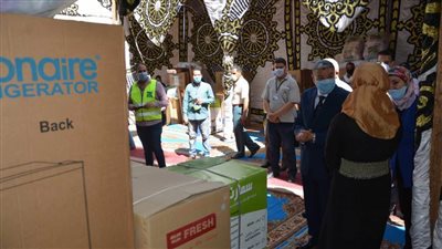 محافظ المنيا يسٌلم تجهيزات الزواج لـ 10 فتيات 