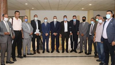 محافظ سوهاج يلتقى أعضاء اللجنة التنسيقية للأحزاب بسوهاج