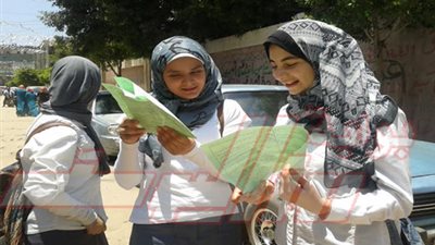 بالصور.. فرحة طلاب الثانوية العامة بالقليوبية لسهولة مادتى الكيمياء والفلسفة